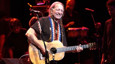 Willie-Nelson-on-stage_20150918223903-159532