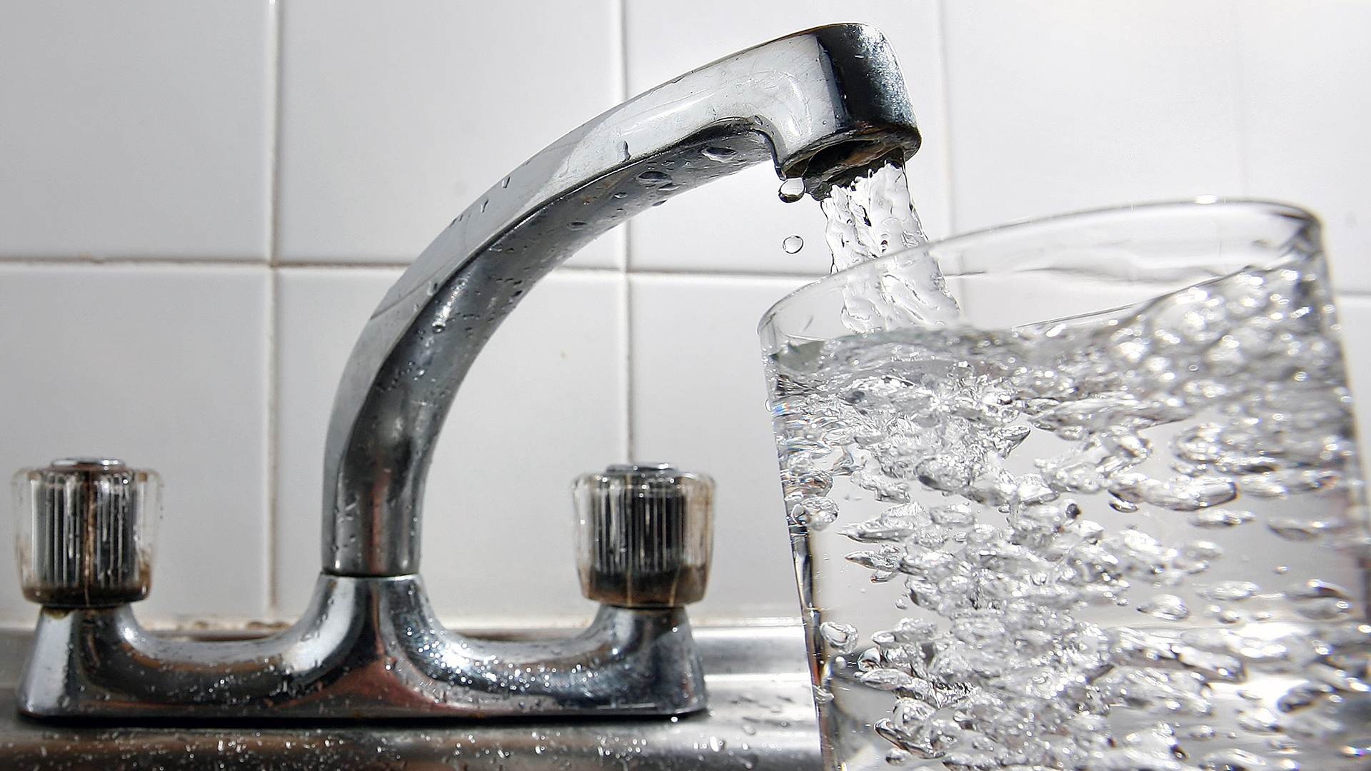 Glass of tap water-159532.jpg50040666