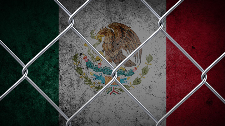 Mexico_Flag_Fence.jpg