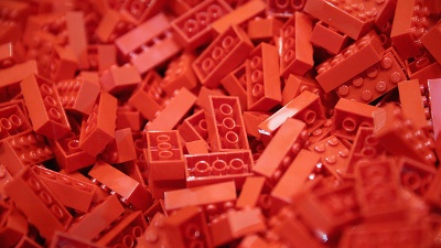 red-Lego-pieces--Legos--bricks-jpg_20160310154204-159532