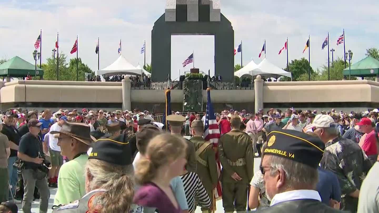 Crowds_gather_at_D_Day_Memorial_in_Virgi_5_20190607170917
