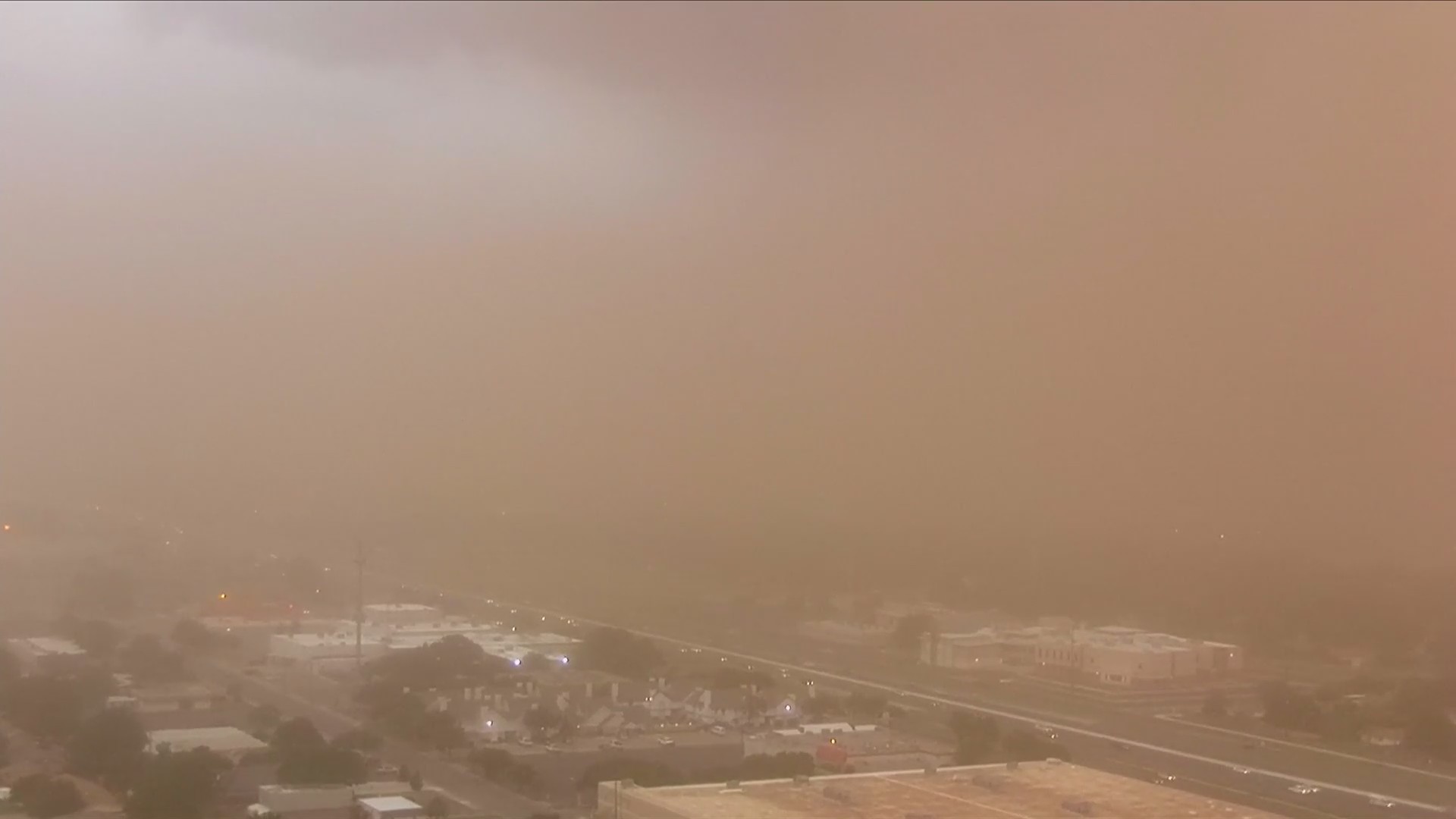 Wall of dirt blasts Lubbock at 60 mph Wednesday