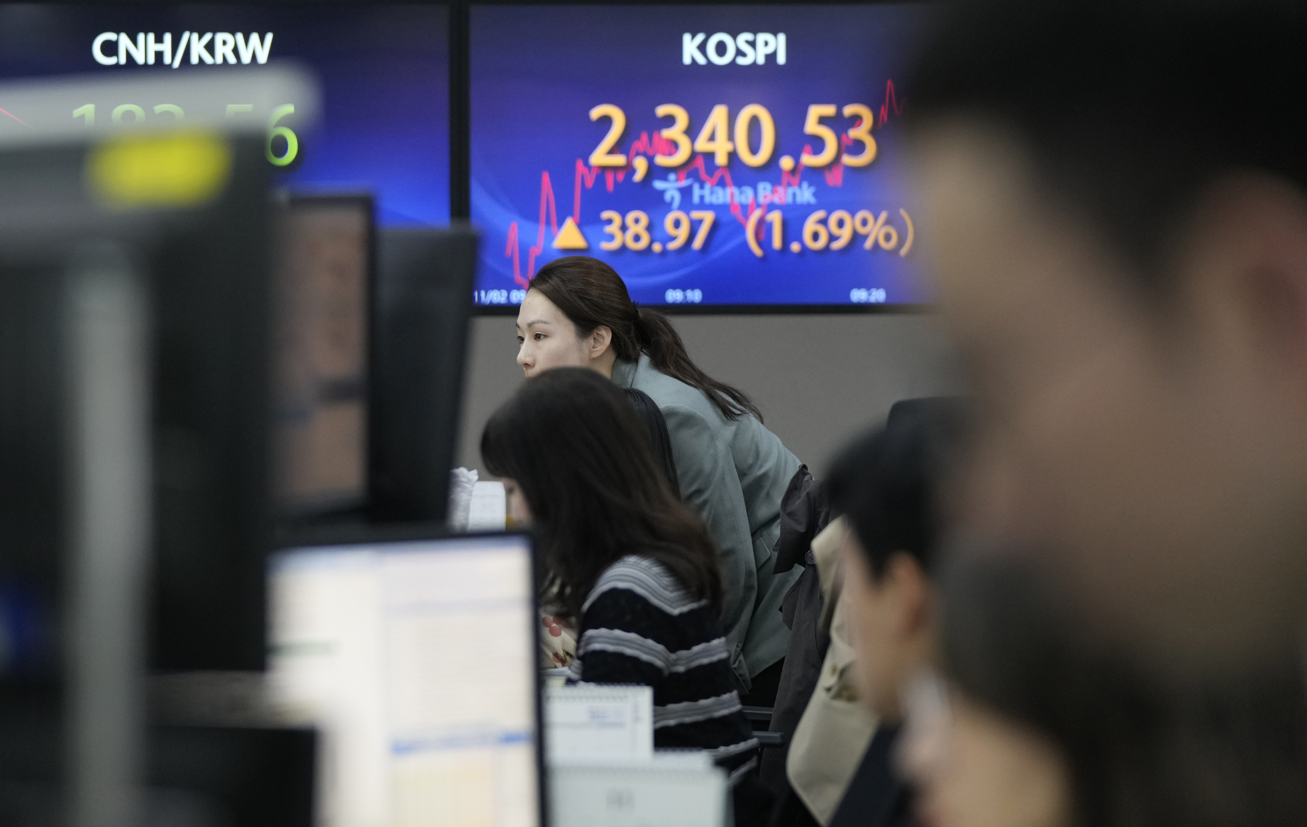 A currency trader watches monitors at the foreign exchange dealing room of the KEB Hana Bank headquarters in Seoul, South Korea, Thursday, Nov. 2, 2023. Asian shares were mostly higher Thursday after the U.S. Federal Reserve indicated it may not need to pump the brakes any harder on Wall Street and the economy. (AP Photo/Ahn Young-joon)